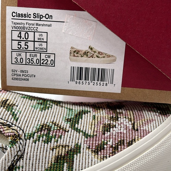 Vans WMNS Classic Slip-On Tapestry Floral Marshmall
VN000BVZCCZ
Sneakers - Picture 16 of 16